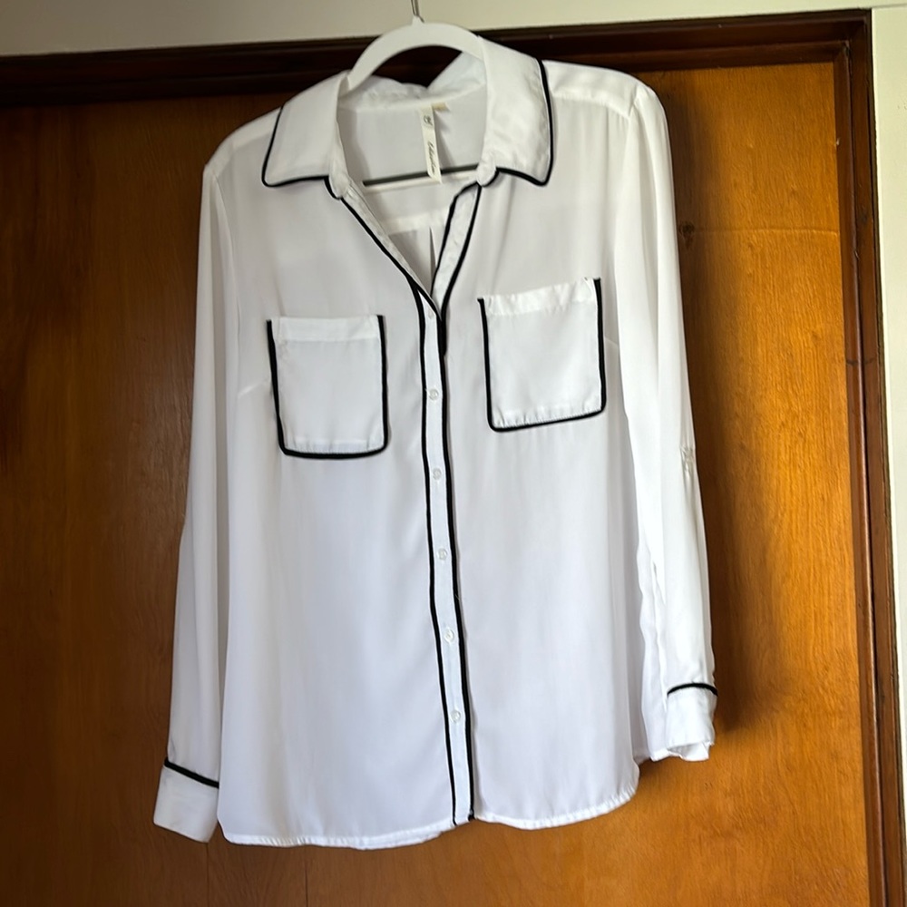 white & black button down blouse ☕️